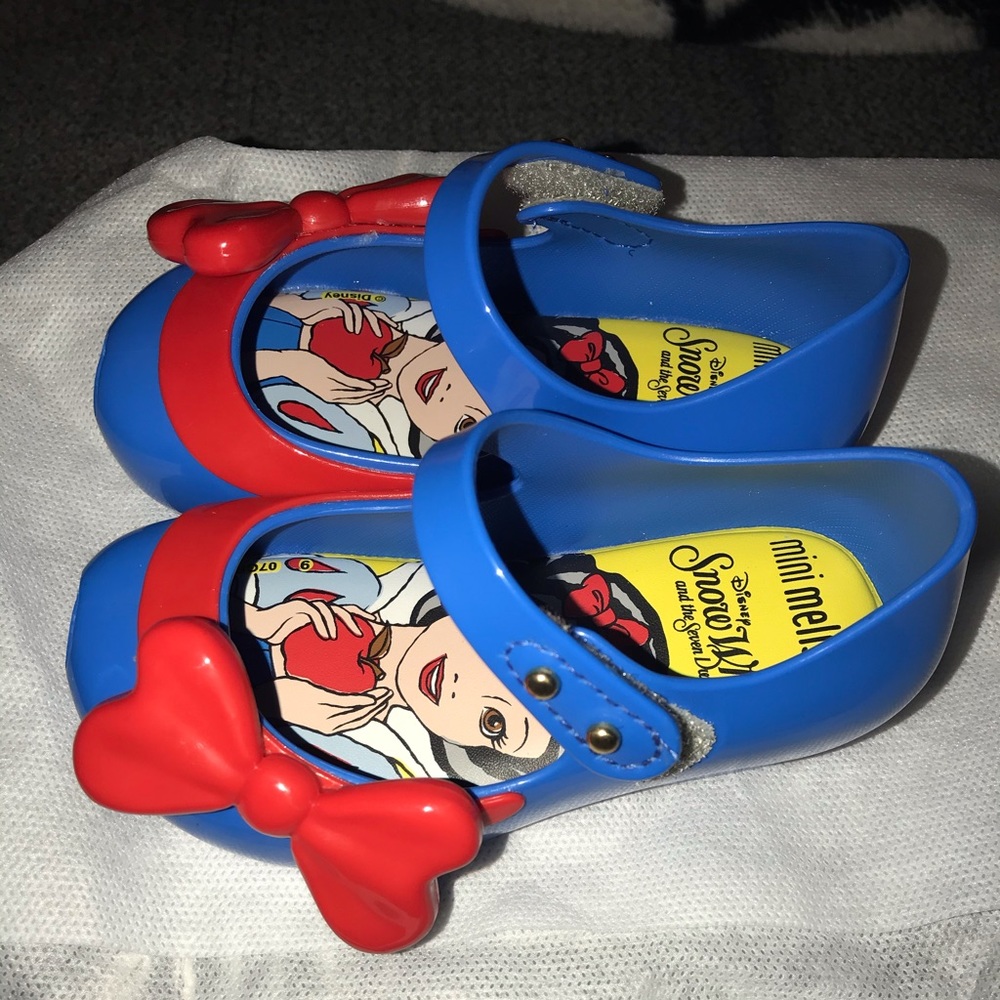 Mini Melissa Disney Snow White Edition. Size 6